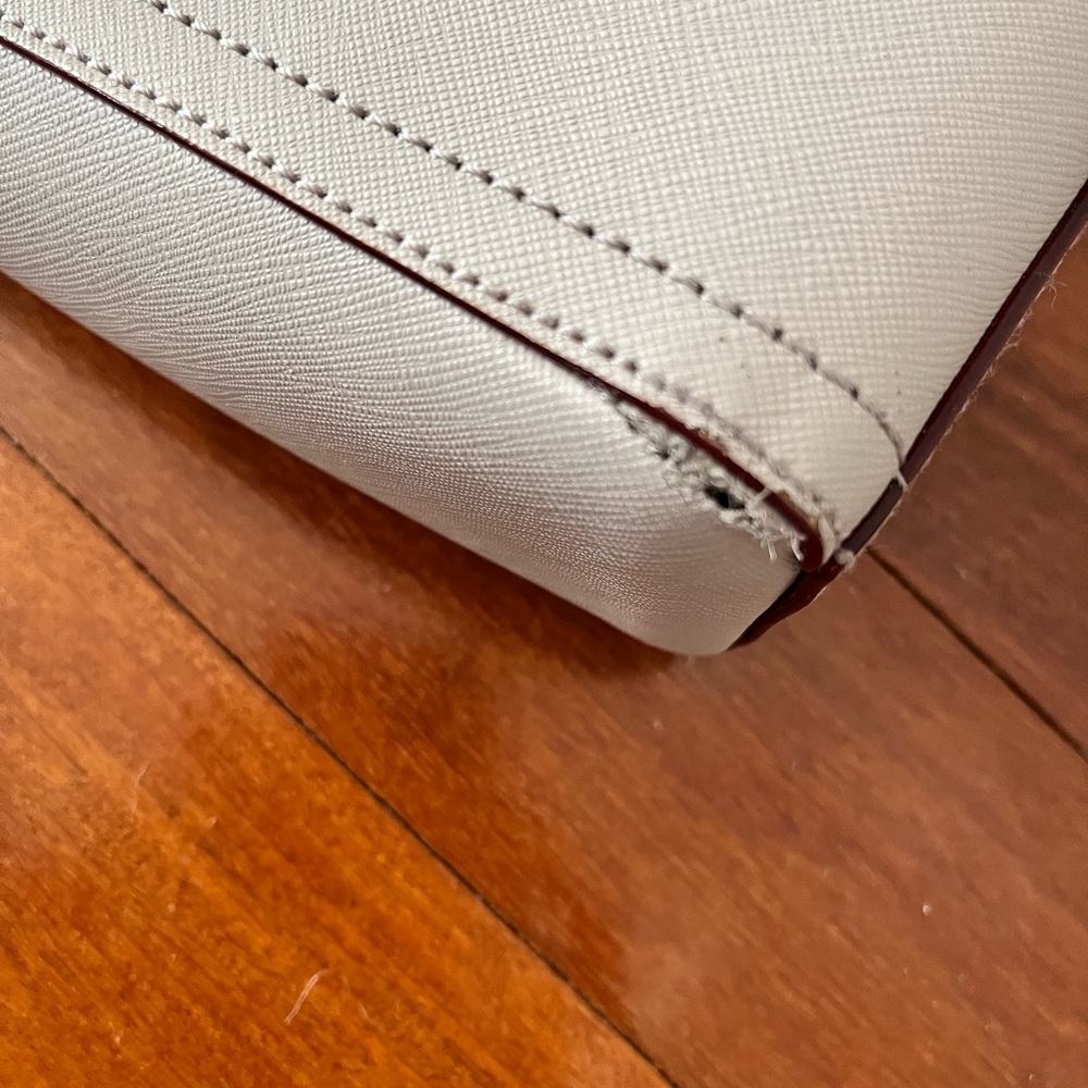 Lo & Sons Pearl crossbody in light grey *SMALL TEAR IN BAG* - Picture 3 of 10